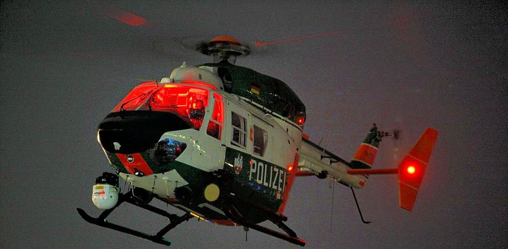 Lange kreiste ein Polizeihubschrauber in der Nacht zum Dienstag über Bernburg.