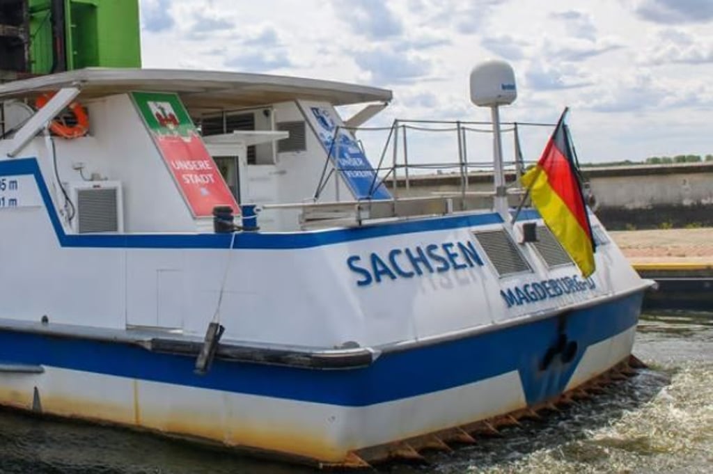 Die Ausflugsschiffe der Weissen Flotte fahren wegen Niedrigwassers nicht mehr in und um Magdeburg. Was nun aus den Fähren Buckau und Westergüsen wird. Symbolbild: