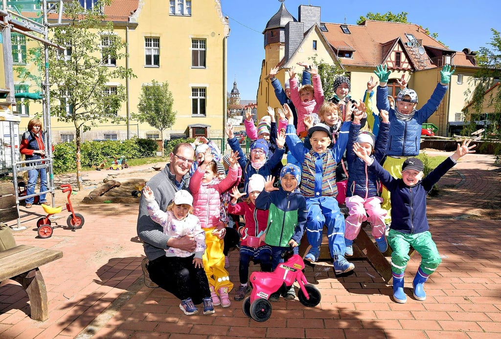 Klaus Radestock mit Mädchen und Jungen aus dem „Guten Hirten“. Wie viele Leiterstunden anerkannt werden, darum streitet man.