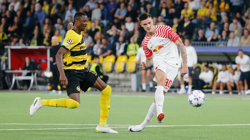 Benjamin Sesko trifft hier zum 3:1 für RB Leipzig gegen Young Boys Bern in der Champions League.