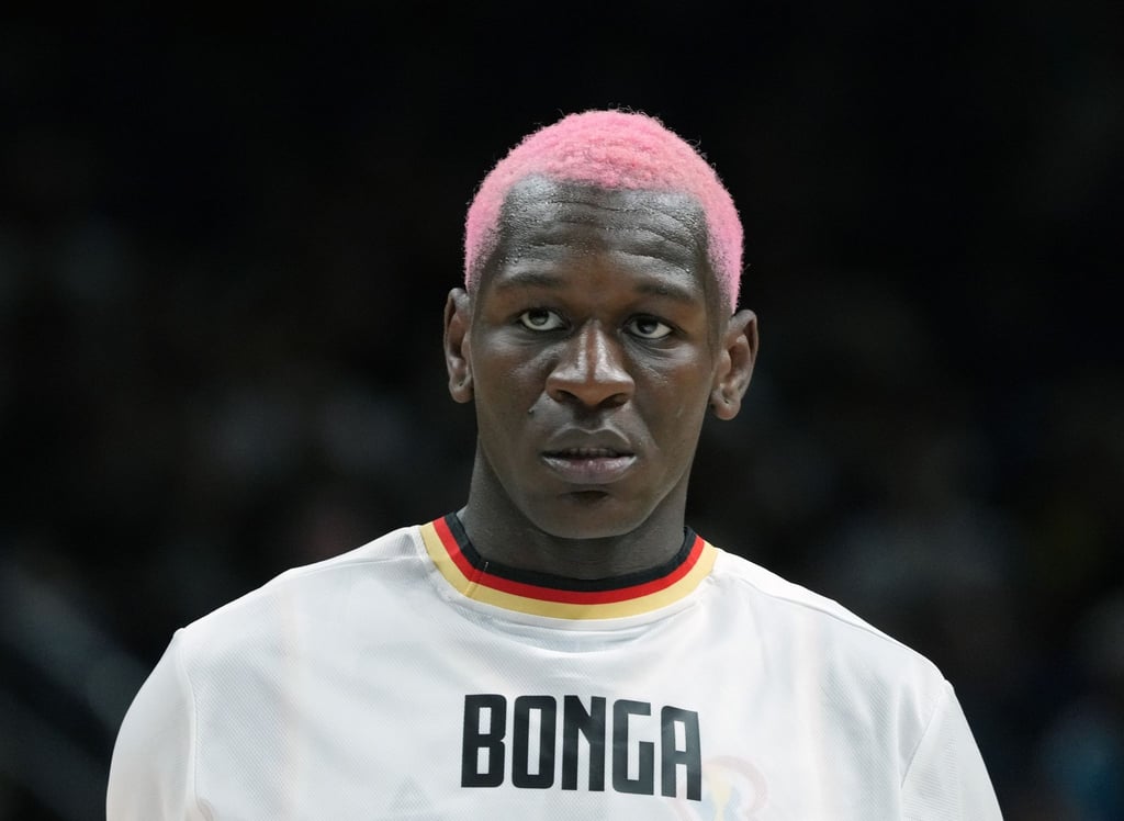 Deutschlands Isaac Bonga vor dem Spiel.