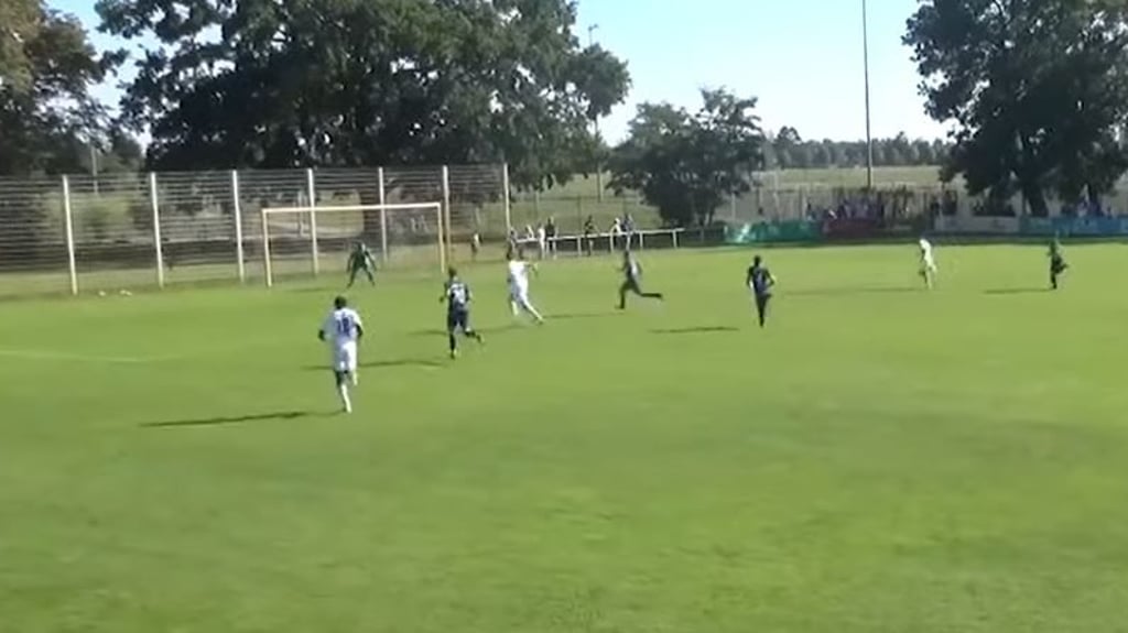 Lirim Hoxha unterwegs zum Tor für den 1. FC Magdeburg II im Spiel gegen FSV Motor Marienberg.