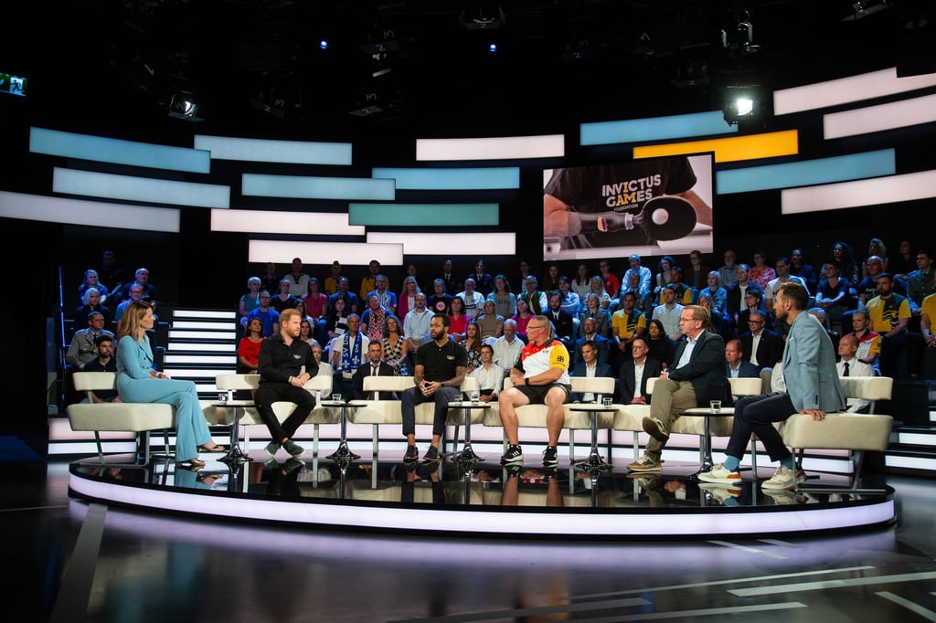 Moderatorin Katrin Müller-Hohenstein mit ihren Gästen im ZDF-„Sportstudio“ (v.l.): Prinz Harry, Angelo Anderson, Jens Niemeyer, Boris Pistorius und Sven Voss.