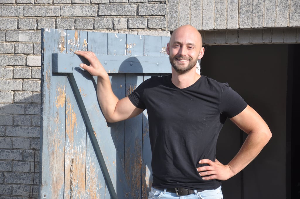Michael Knopf vorm Nebengelass auf seinem Grundstück in Vielbaum (Altmark). Sein Wohnhaus hat er innen quasi komplett selbst saniert. Der 32-Jährige möchte Bürgermeister der Gemeinde Aland werden.