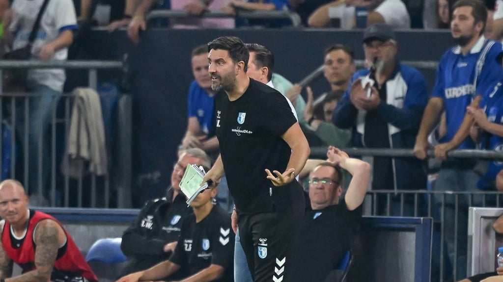 Co-Trainer des 1. FC Magdeburg, André Kilian, beim Spiel gegen Schalke 04. Er erhielt die Rote Karte. Das DFB-Sportgericht traf nun eine Entscheidung.