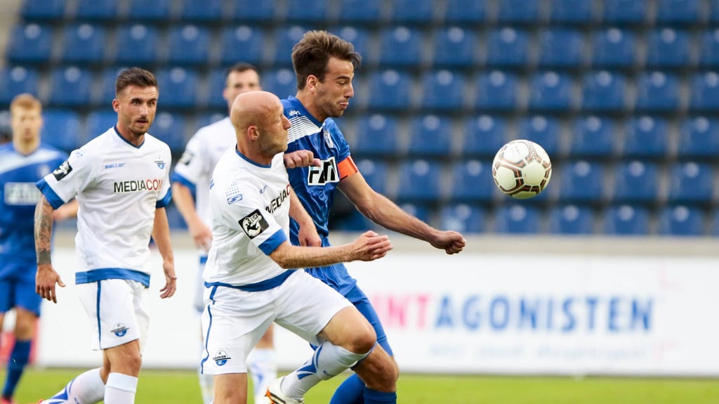 Der 1. FC Magdeburg gewinnt gegen den SC Paderborn im August 2016 in der MDCC-Arena. Tim Sebastian im Duell mit Christian Beck.&nbsp;