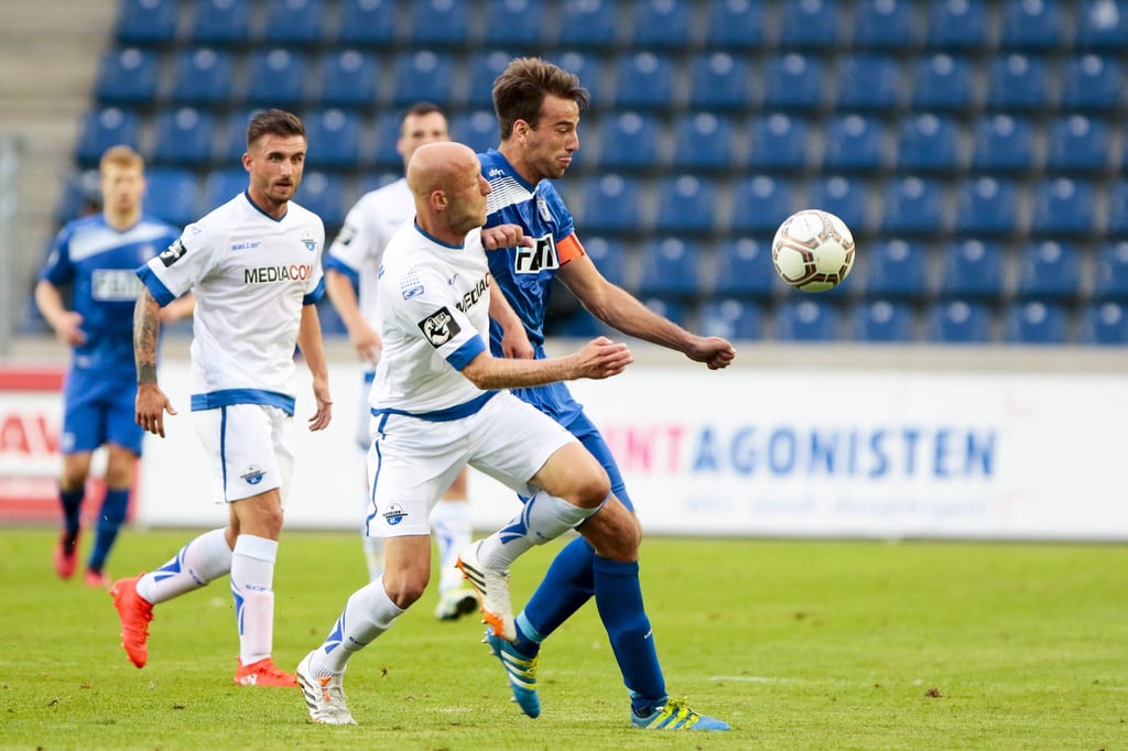 Der 1. FC Magdeburg gewinnt gegen den SC Paderborn im August 2016 in der MDCC-Arena. Tim Sebastian im Duell mit Christian Beck. 