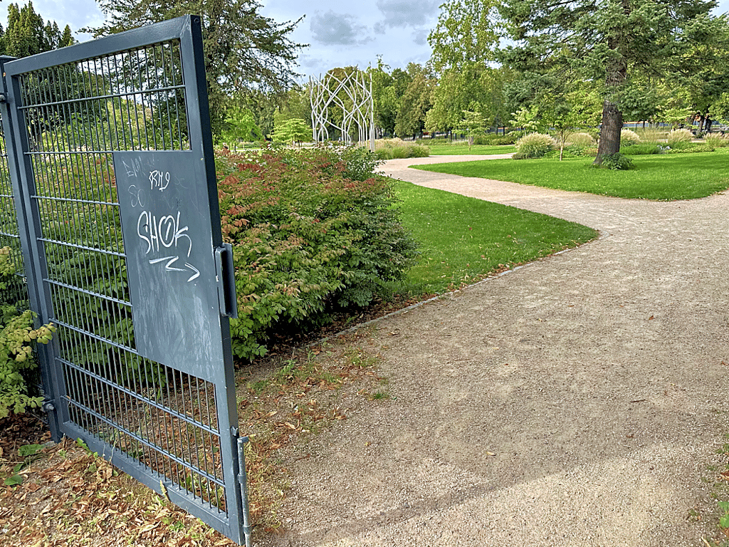 Alle Tore, hier an der Bahnhofstraße zum Burger Goethepark, sollen weiterhin abends verschlossen werden.