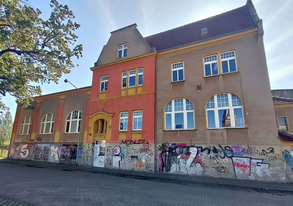 Die alte Bibliothek der Stadt Staßfurt steht seit mehreren Jahren leer. Auf Antrag der CDU-Fraktion soll hier künftig ein Zentrum für Jugendarbeit entstehen.