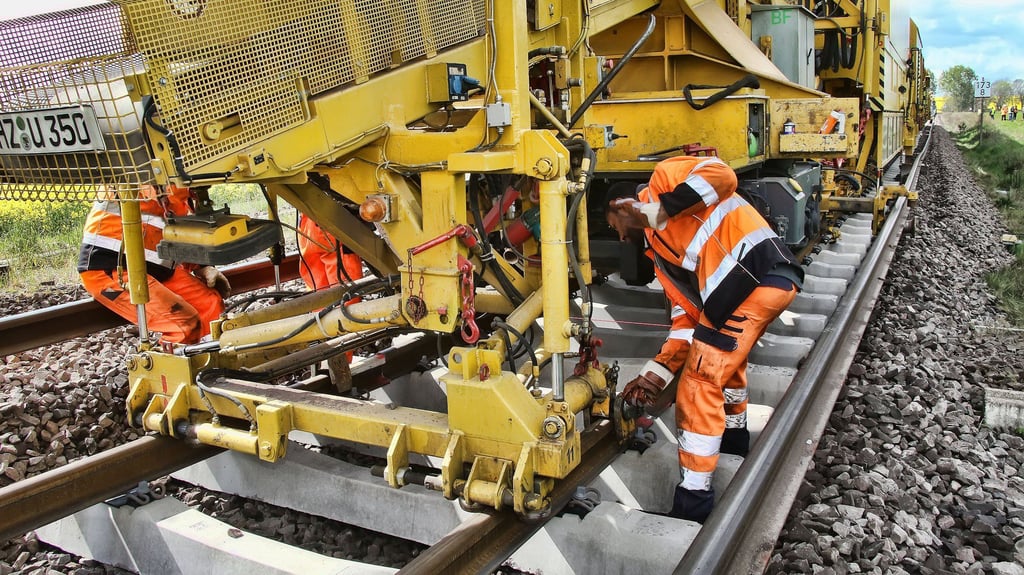 Der große Austausch: Bahnschwellen werden in den Schienen eingesetzt.