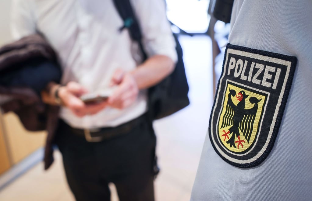 Ein Beamter der Bundespolizei kontrolliert einen Mann.