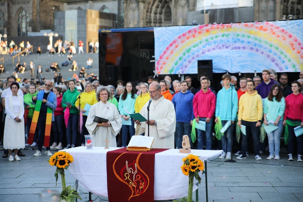 Pastoralreferent Manfred Becker-Irrnen hält eine Predigt beim Gottesdienst am Kölner Dom.