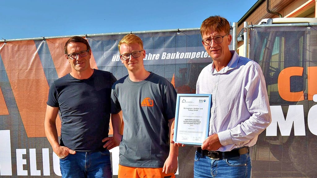 Geschäftsführer Carsten Kowalsky (r.) freut sich mit Sven Meinhardt (l.) und Thorben Merzbach über die Auszeichnung.