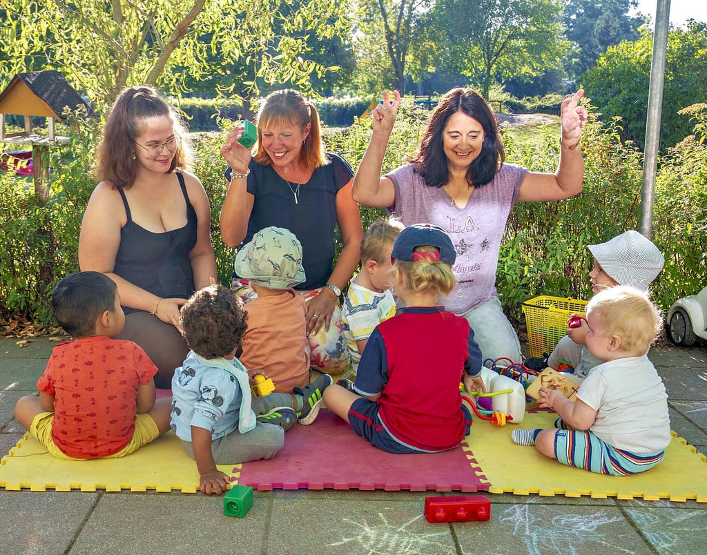 Draußen spielen mit den Erzieherinnen Josefin Schulze, Madleen Haußgen und Astrid Ktreschmer (v.l.) ist beliebt.