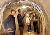 Douglas, Hannes und Michael besichtigten mit ihrer Lehrerin Andrea Stüwe einen Bunker.