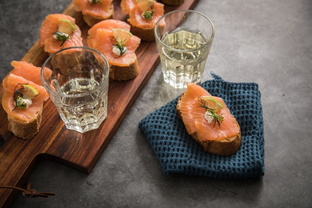 Natürlich passt zu Ciabatta- oder Baguettescheiben mit Räucherlachs auch Weißwein. Aber noch besser ist ein nicht zu trockener Riesling-Sekt als schöner Kontrast zum fettreichen und salzigen Fisch.