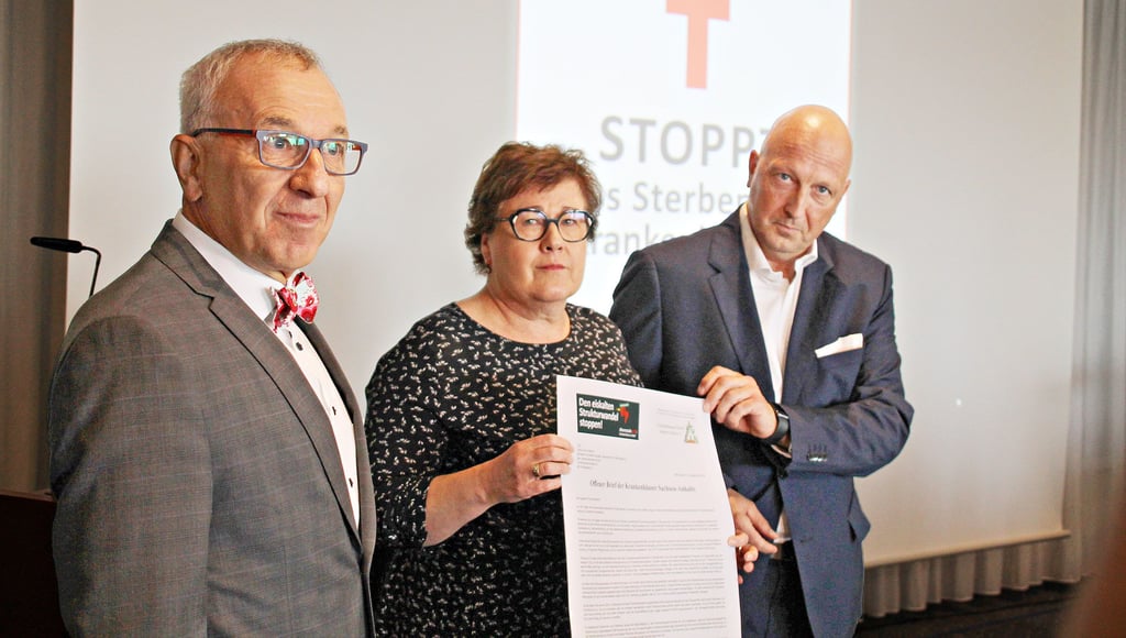 Wolfgang Schütte (links) und Gösta Helemann von der Krankenhausgesellschaft Sachsen-Anhalt überreichten der Ministerin den offenen Brief.