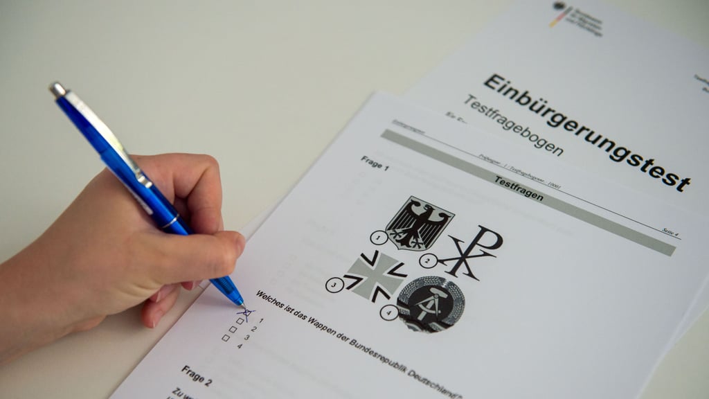 Ein Testbogen von einem Einbürgerungstest wird ausgefüllt.