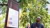 Joe Chialo (CDU), Berliner Kultursenator, betrachtet die neu eingeweihte Mahn- und Erinnerungsstele am ehemaligen „Afrika-Haus“ in Berlin.