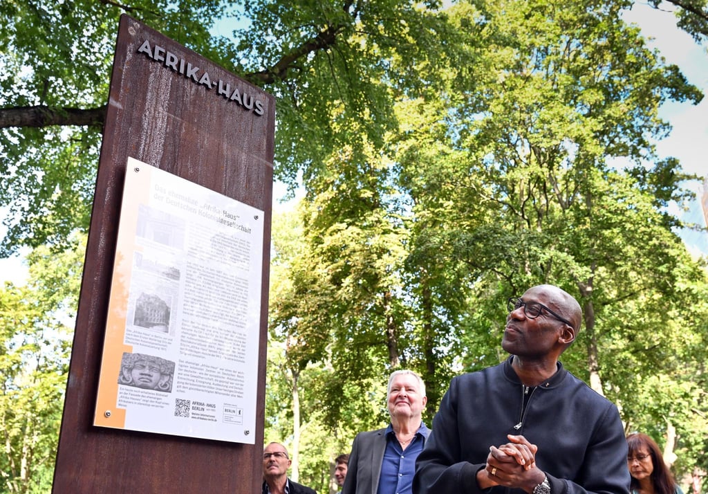 Joe Chialo (CDU), Berliner Kultursenator, betrachtet die neu eingeweihte Mahn- und Erinnerungsstele am ehemaligen „Afrika-Haus“ in Berlin.