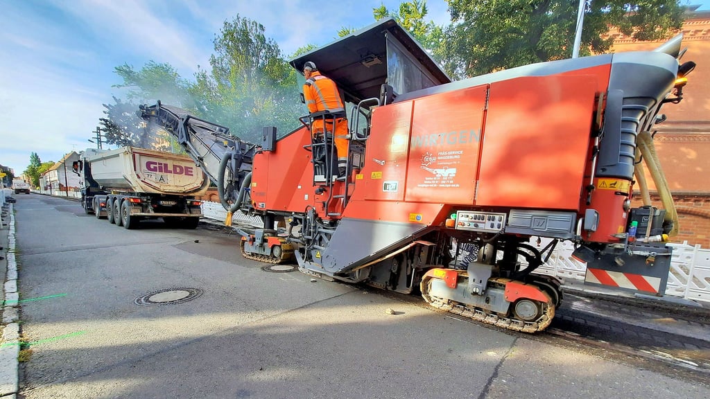 In der Hallstraße in Stendal wird der Asphalt abgefräst.