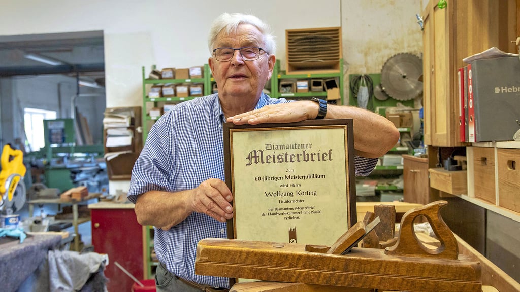Stolz zeigt Tischlermeister Wolfgang Körting seinen diamantenen Meisterbrief.