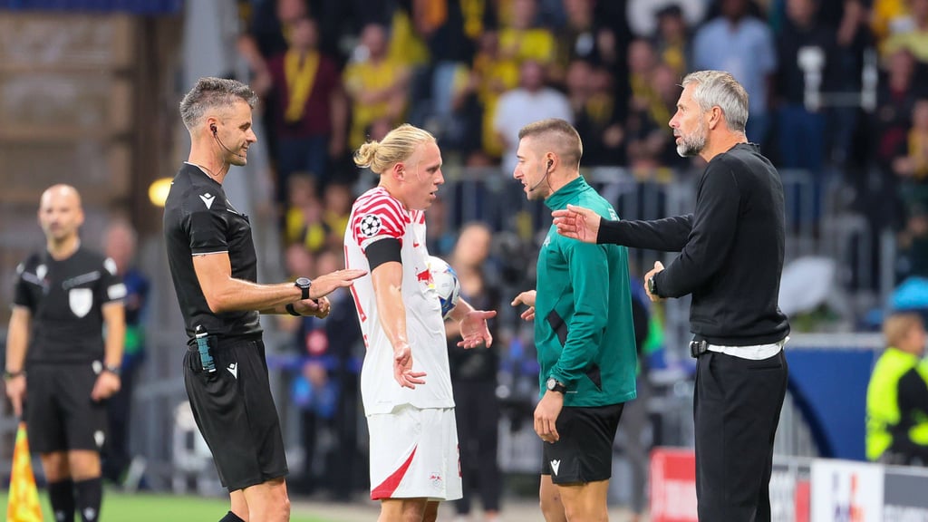 Eine Nachfrage bitte: Marco Rose und Xaver Schlager bei den Unparteiischen.