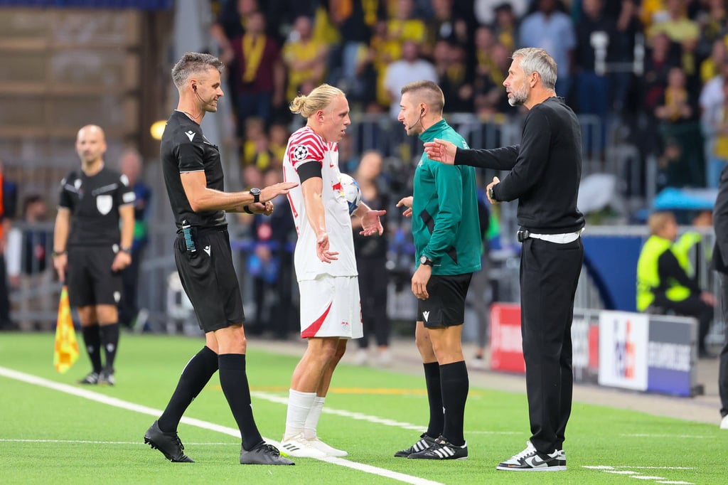 Eine Nachfrage bitte: Marco Rose und Xaver Schlager bei den Unparteiischen.