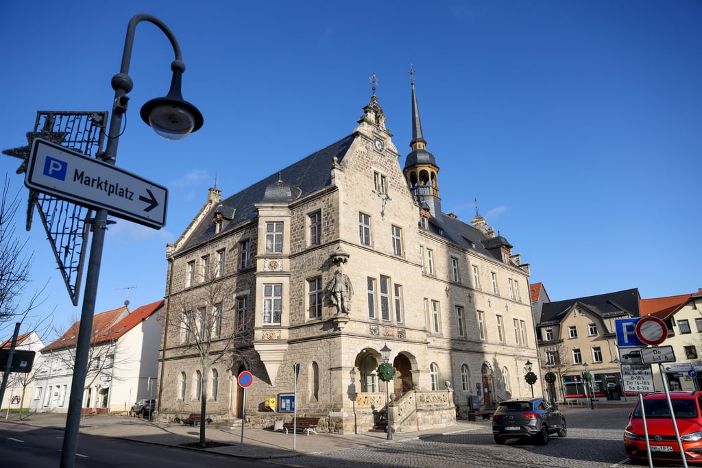 Der Plan der Stadt Lützen, Parkgebühren am Marktplatz und der Gedenkstätte einzuführen, stößt auf Kritik. Ab 2024 sollen Autofahrer 1 Euro pro halbe Stunde zahlen.