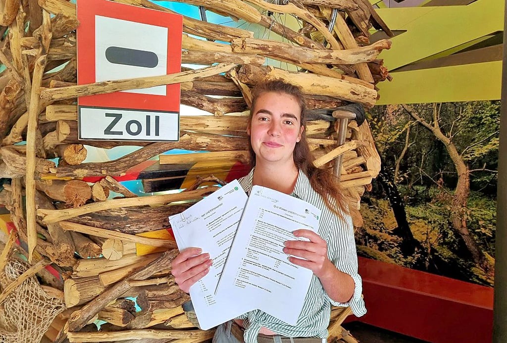 Die FÖJlerin (Freiwilliges Ökologisches Jahr) Marlene hat für das Haus der Flüsse in Havelberg ein Wissensquiz ausgearbeitet und zeigt hier die Fragebögen.
