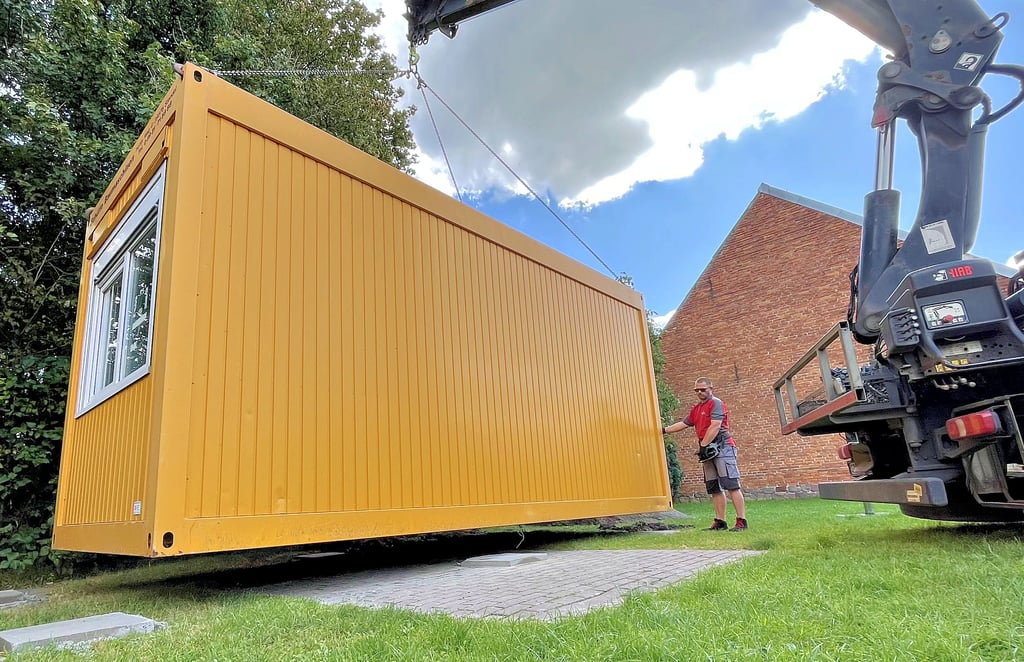Der Container im „Anflug“ – eine Woche, nachdem die Jugendlichen selbst für die Fundamente gesorgt hatten.