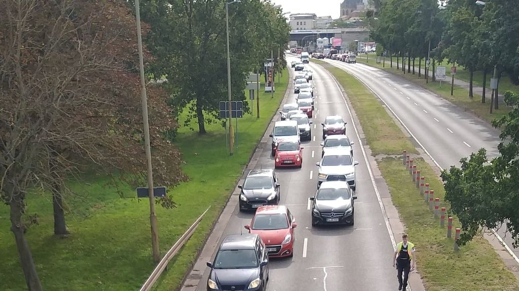 Rund um das Schleinufer in Magdeburg staute sich der Verkehr am Dienstag in alle Richtungen.