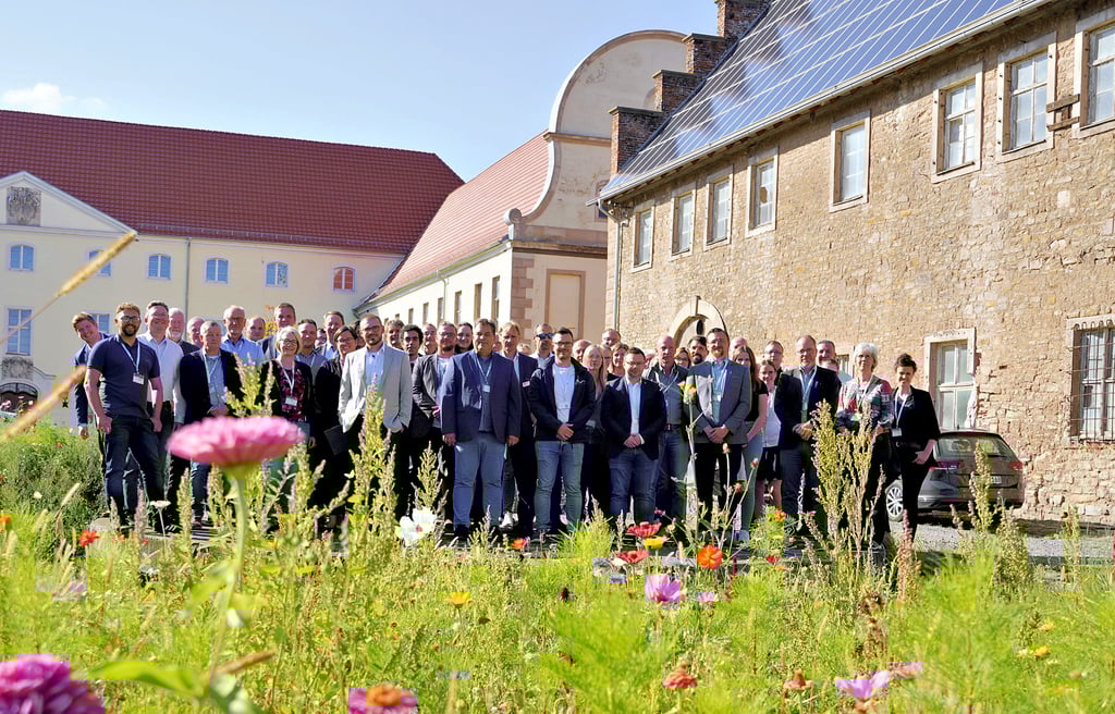 Unter dem Titel „Regionale Energiewende gestalten - Lösungen aus der Mitte“ haben sich Vertreter aus Politik, Kommunen und Wohnungswirtschaft in Austausch mit Erneuerbare-Energien-Unternehmen, Energieversorgern und Stadtwerken im Sonnenschloss Walbeck getroffen.