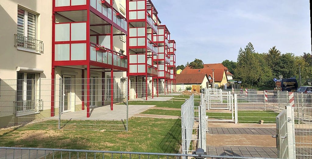 Blick auf die neuen Mietergärten, die hinter dem Wohnblock Karl-Marx-Straße 2 - 8 in Sangerhausen entstanden sind.