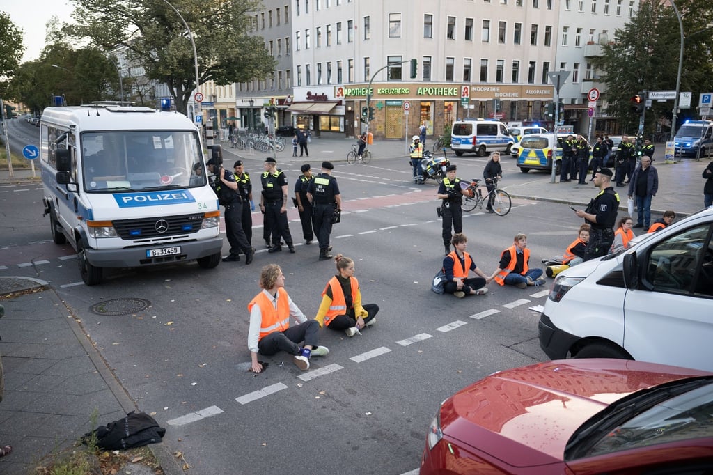 Aktivisten der Klimaschutzgruppe Letzte Generation während einer Straßenblockade auf dem Mehringdamm.