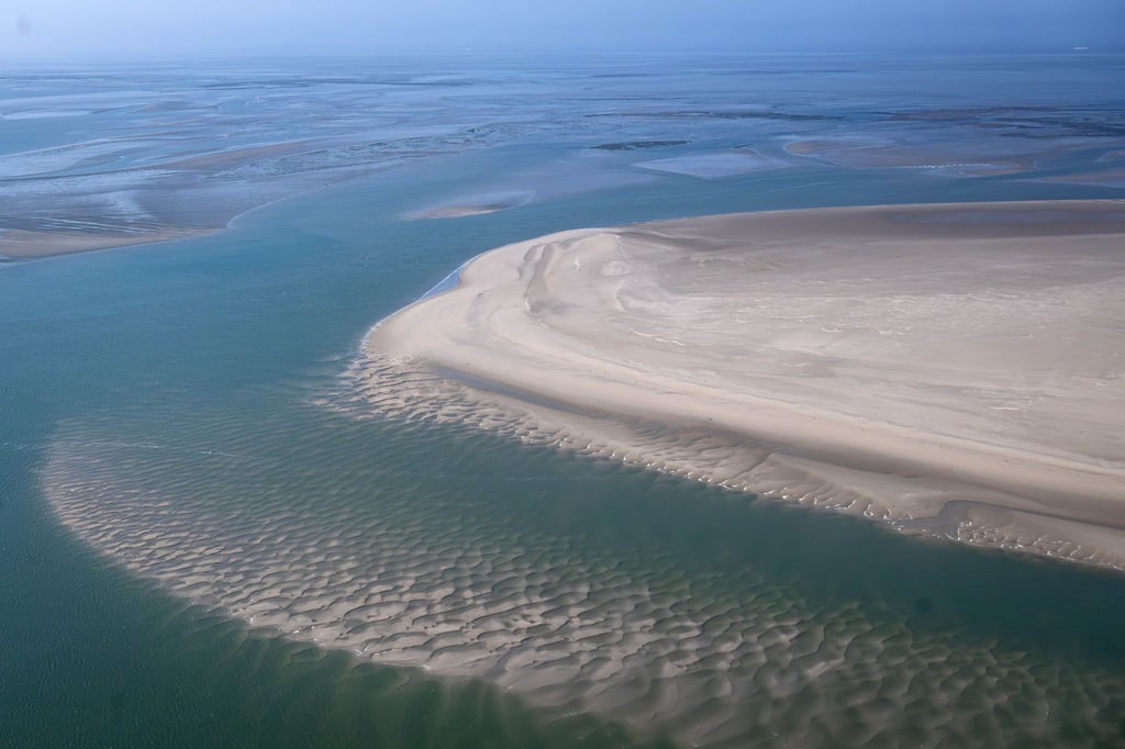 Die Sandbänke zwischen den ostfriesischen Inseln aus der Luft.