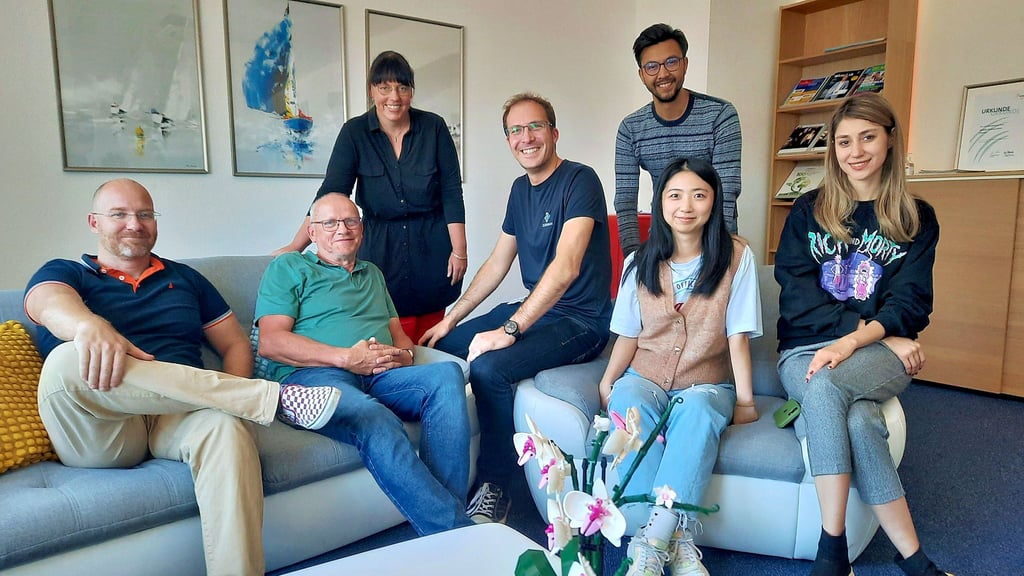 Loben den Welcome Table (von links nach rechts): Barry Morgan (43, aus Simbabwe), Thomas Barniske (69, Vorsitzender des Unternehmensnetzwerks Altmark), Mechthild Bleuel (46, Geschäftsführerin der Inlingua Sprachschule), Mats-Milan Müller (33, Marketingleiter bei Coman Software), Amin Rezaie (24, aus Afghanistan), Tiange Dong (28, aus China) und Kimia Khorramroudi (30, aus dem Iran).