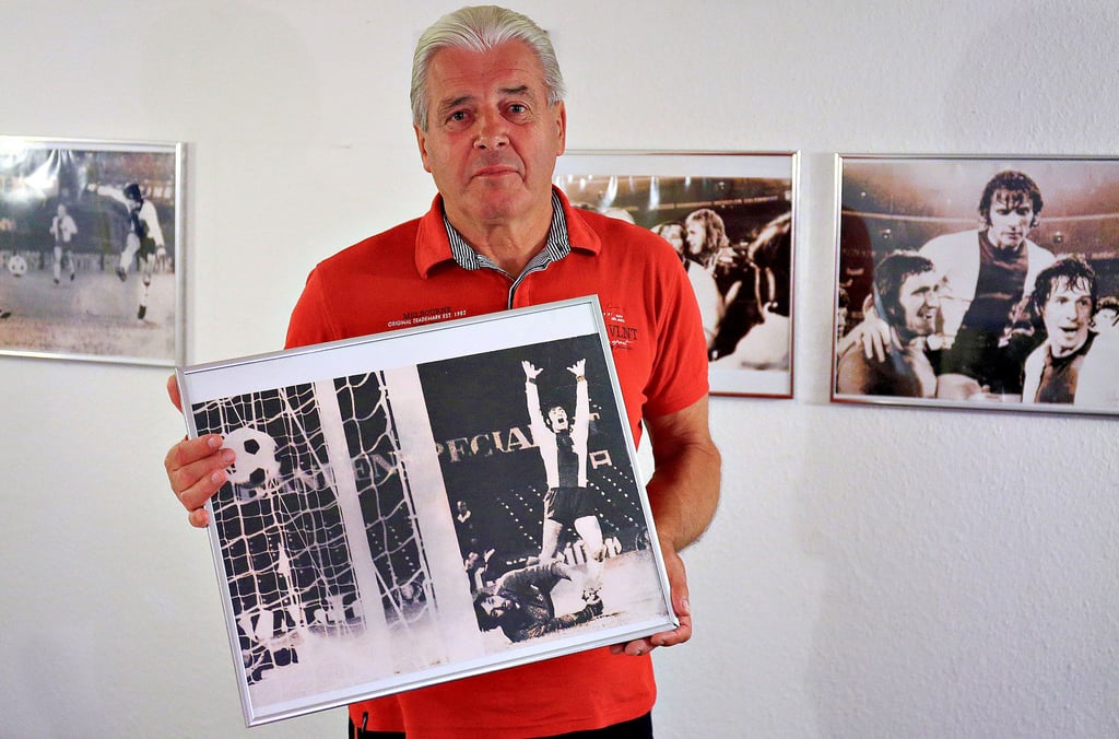 Der ehemalige FCM-Fußballer Wolfgang Seguin hat einige Fotos vom Europapokalsieg aufgehoben: vor allem das vom Jubel nach seinem Tor.