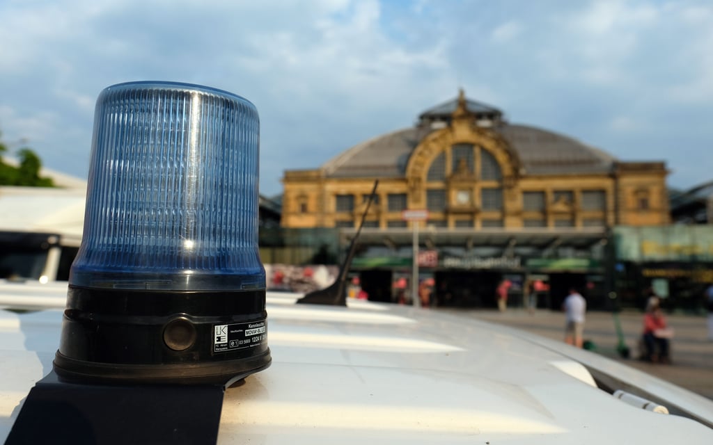 Auf dem Hauptbahnhof in Halle wurde am Montagmorgen ein ICE geräumt und anschließend mit einem Sprengstoffspürhund der Bundespolizei durchsucht.