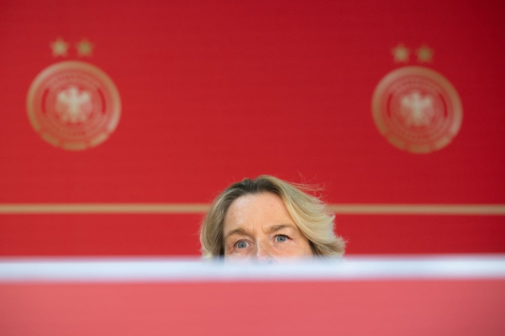 Laut einem Arbeitsrechtler ist Fußball-Bundestrainerin Martina Voss-Tecklenburg geschützt.