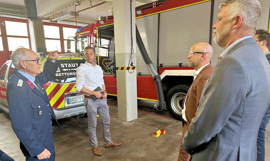 Joachim Ferchland, ehemaliger Leiter der Burger Feuerwehr, erläuterte Unternehmern und Firmenvertretern die beengte Situation im aktuellen Gerätehaus in der Burger Brüderstraße.