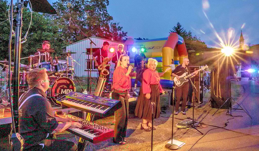 Die Max Demian Band spielte ab 19 Uhr bis zum Schluss und ließ die Stimmung beim Benefizfest in Hohenlubast brodeln.