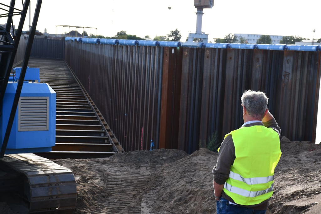 Im Magdeburger Industriehafen wird ein neuer Damm errichtet.