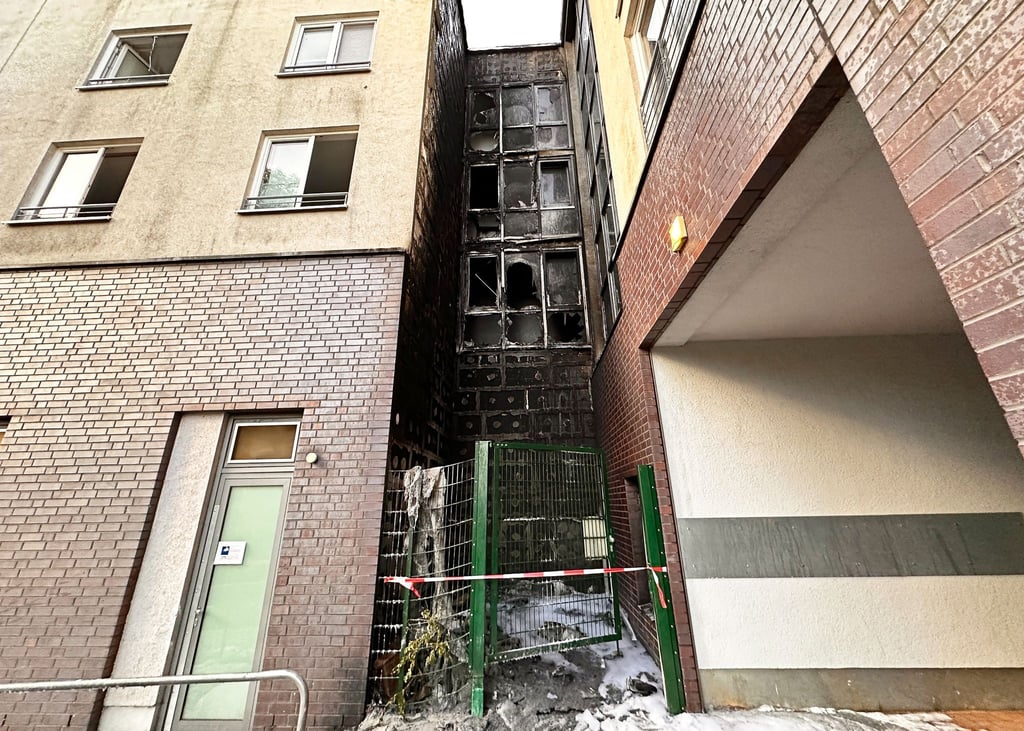 Blick auf die rußgeschwärzte Fassade eines Gebäudes im Berliner Bezirk Marzahn-Hellersdorf.