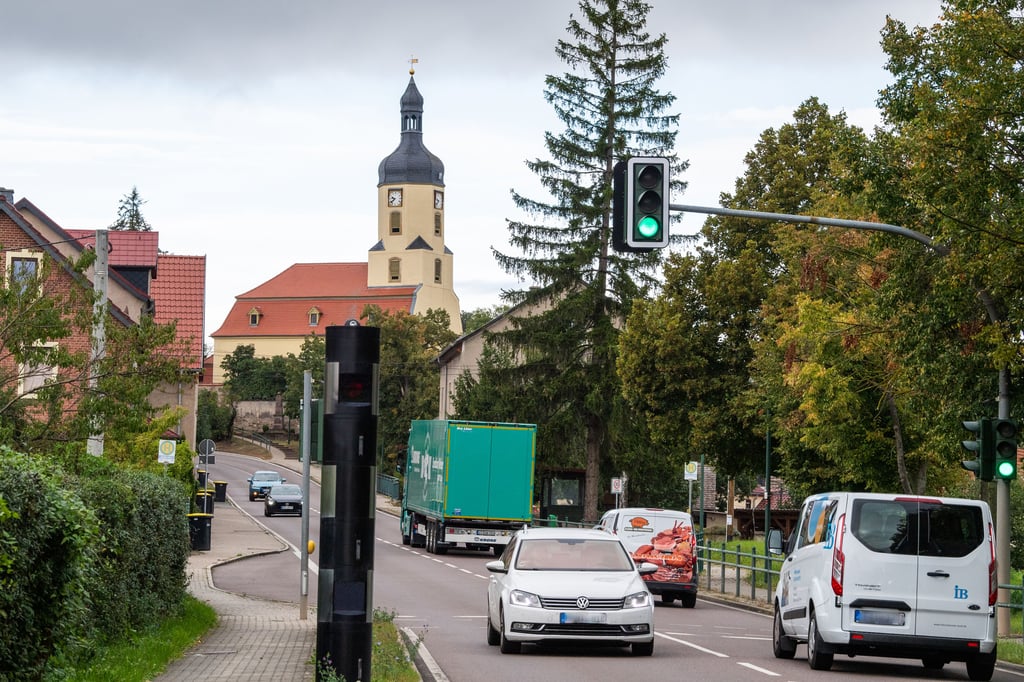 Bundesstraße B180/B87 durch Wethau: täglich rollt der VErkehr. Zur geplanten Ortsumgehung Wethau fand in zwei betroffenen Gemeinden je eine Bürgerbefragung statt. Die Beteiligung war mäßig.