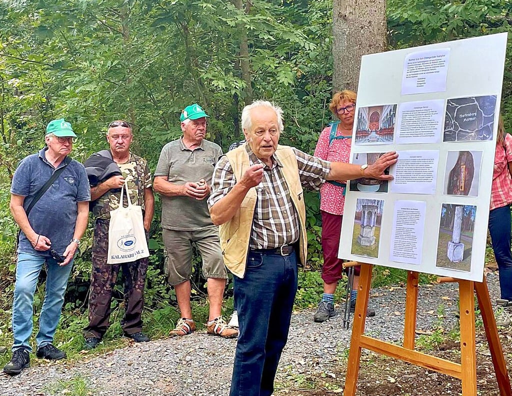 Günther Breutel gibt Erläuterungen zu Marmorvorkommen im Elbingeröder Komplex.