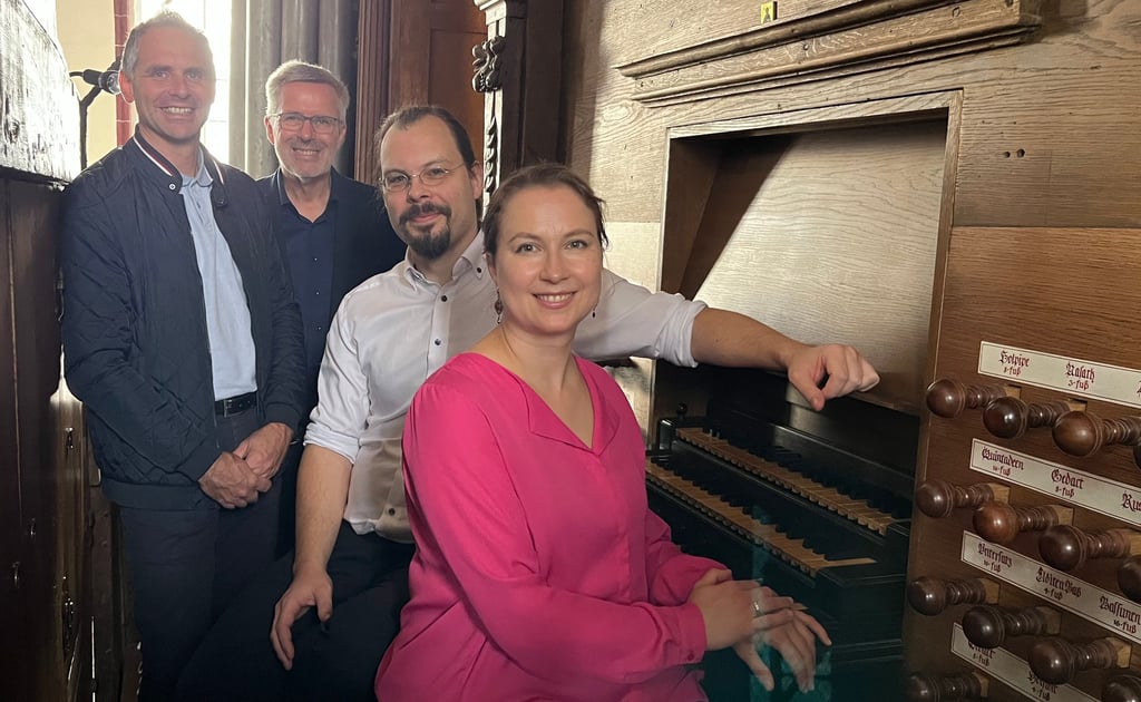 Kantorin Olga Minkina und Organist David Boos an der Orgel mitBürgermeister Steffen Schilm (links) und Pfarrer Jürgen Weinert.