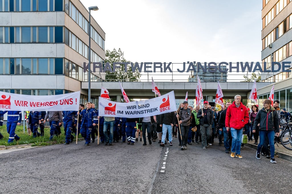 Streikende Beschäftigte des Kraftwerkes Jänschwalde.