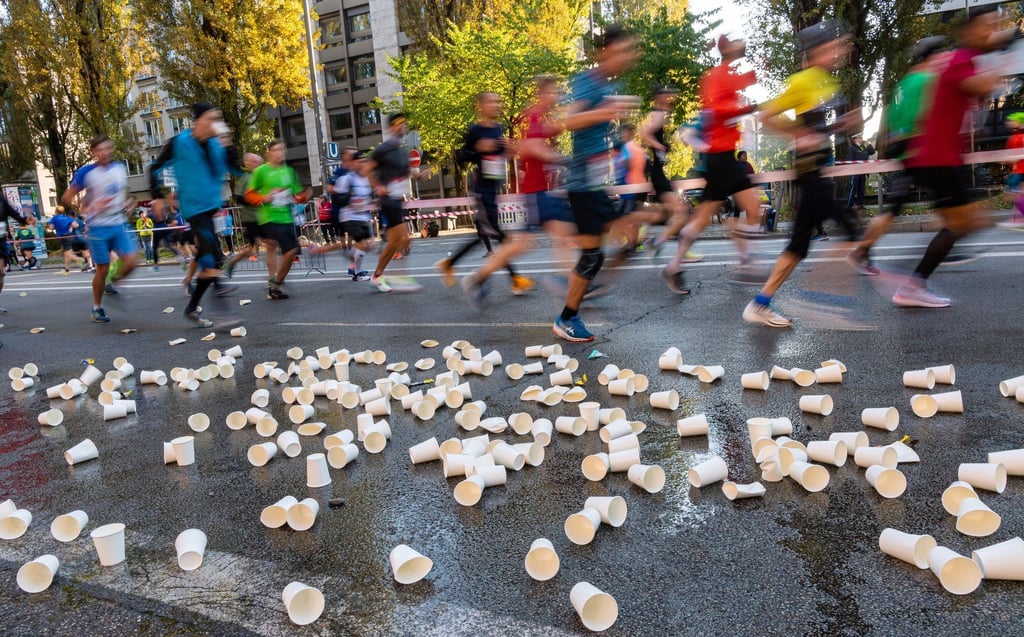 Bei den großen deutschen Stadt-Marathons fällt auch eine Menge Müll an.