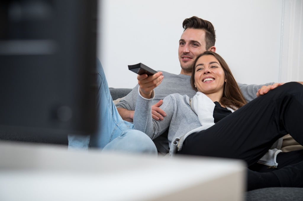 Fernseher an! Lineares TV-Programm kann auf vielen Wegen ins Wohnzimmer kommen.